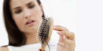 Выпадение волос: причину определит трихолог